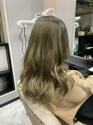 セミロング カラー FAVORE 【ファヴォーレ】のヘアスタイル