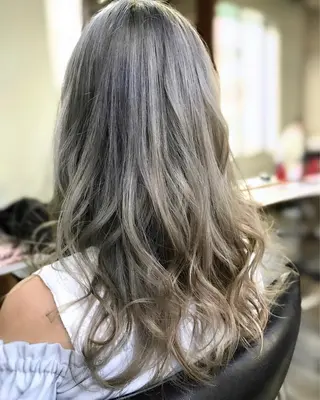 セミロング カラー パーマ ヘアアレンジ メンズ キッズ ネイル マツエク・マツパ 20代半ば上質なへア ケア 髪質改善 大西のヘアスタイル