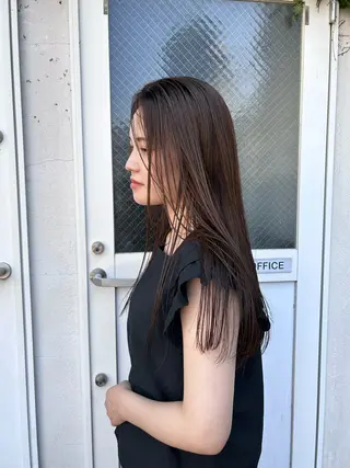 ロング 岡田 知佳のヘアスタイル