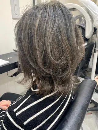 ミディアム カラー 喜友名 泉樹のヘアスタイル