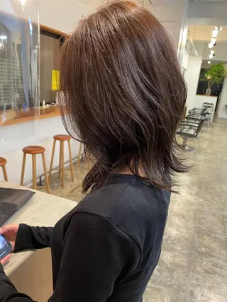 ミディアム オリーブカラー 長谷川のヘアスタイル