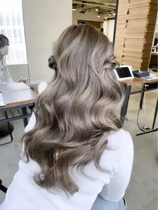セミロング 臼杵 晴のヘアスタイル