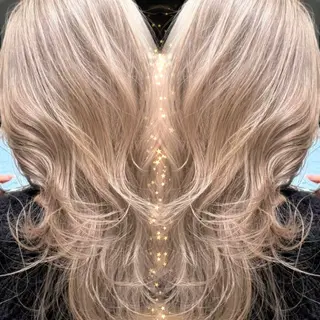 ロング カラー Ma cherie by Lond所属・ハイトーン/ ミルクティーAikaのヘアスタイル