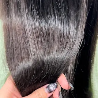 ロング あやめ🪽 オリーブ/ハイトーンのヘアスタイル