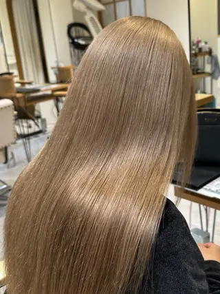 カラー 肌に馴染むハイトーン /ミルクティーカラーのヘアスタイル