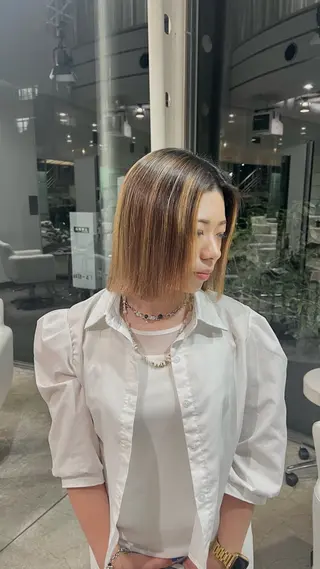 ショート レイヤーカット🎀 美髪カラー💎のヘアスタイル