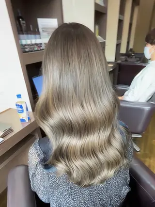 セミロング カラー 🩵ハイトーン🩵 緒方美柚のヘアスタイル