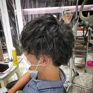 ショート パーマ メンズ 波巻きウェーブ 韓国風パーマ 纐纈のヘアスタイル