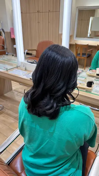 ミディアム 緑川 莉緒のヘアスタイル