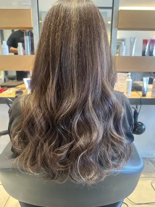 カラー フクイ ミユのヘアスタイル