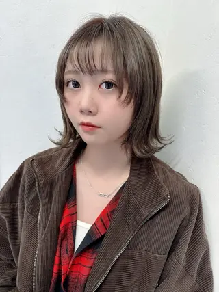 ミディアム カラー 汐見 悠佑のヘアスタイル