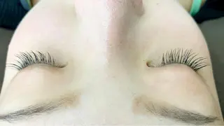 マツエク・マツパ 小林 美央のヘアスタイル