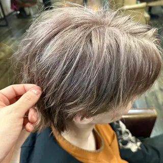 ショート 🌈インナーカラー 手塚直生のヘアスタイル