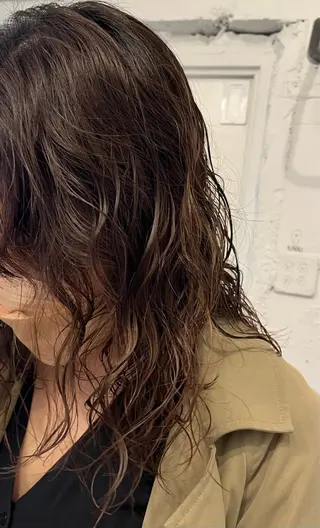 セミロング カラー パーマ ✴︎UNU ✴︎モエカのヘアスタイル