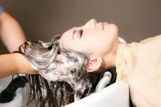 ミディアム ヨシミ カズヤのヘアスタイル