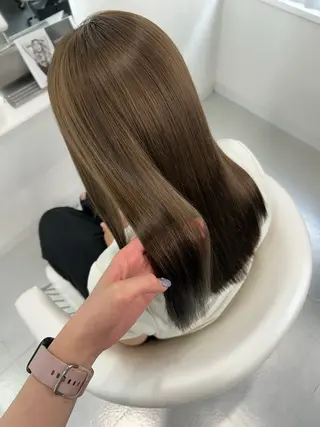 セミロング あやめ🪽 オリーブ/ハイトーンのヘアスタイル