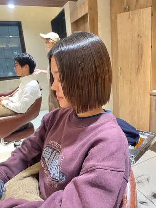 ショート 赤みを押えたカラー➰ ケアブリーチのヘアスタイル
