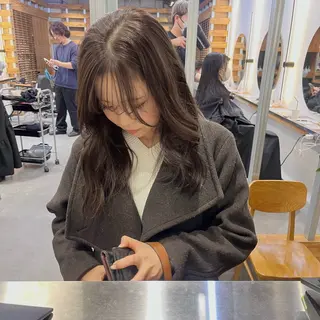 ロング ブリーチなしカラー /ベージュカラーのヘアスタイル