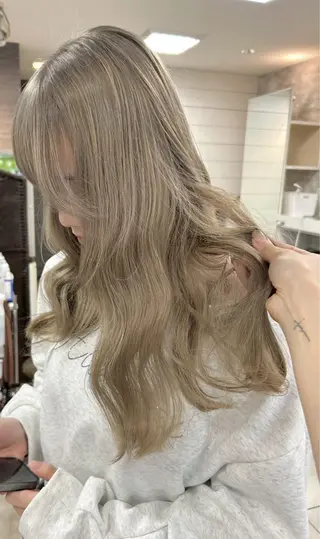 カラー ハイトーンカラー✨ 慶田玲和のヘアスタイル