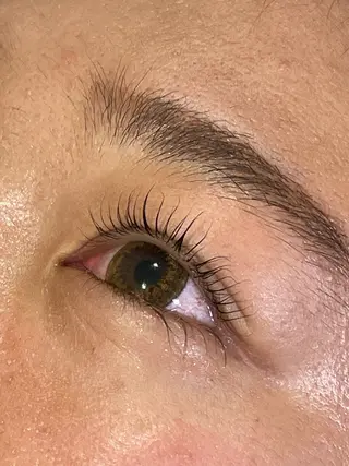 マツエク・マツパ cure所属・井上 真里奈のヘアスタイル