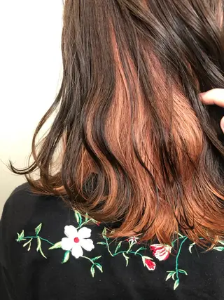 セミロング 🌈インナーカラー 手塚直生のヘアスタイル