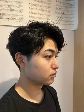 ショート パーマ メンズ 鈴木 達成のヘアスタイル