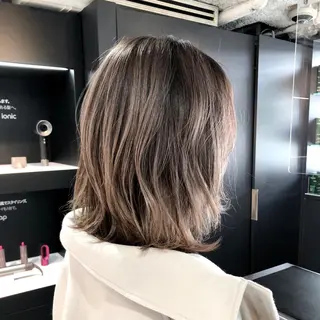 セミロング 白髪ぼかしモデル募集 赤岡翔太のヘアスタイル