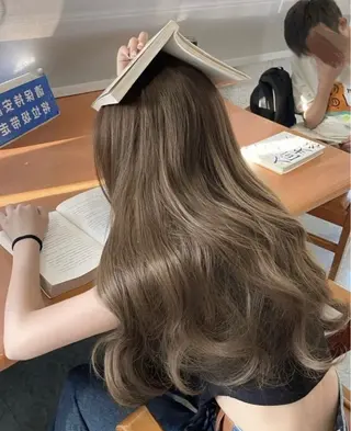 カラー maina/透明感 ベージュ/ブラウンのヘアスタイル