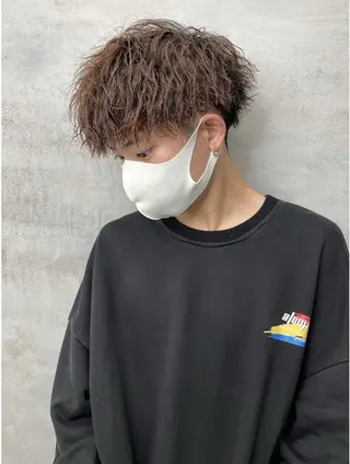 パーマ メンズ 超透明感カラー🦋韓 国羽エクステ🪽🫧のヘアスタイル