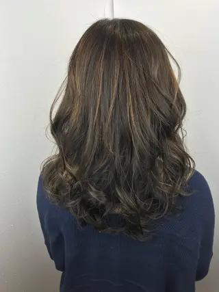セミロング カラー デザインカラー🌈 高木リョウのヘアスタイル