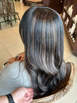 カラー 小林 亜紀のヘアスタイル