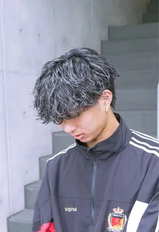 ショート カラー メンズ スパイキーショート パーマ　具志堅　太志のヘアスタイル