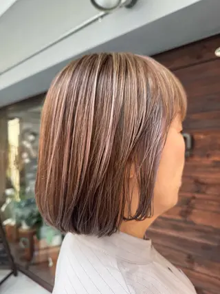 ミディアム カラー タン ユカのヘアスタイル