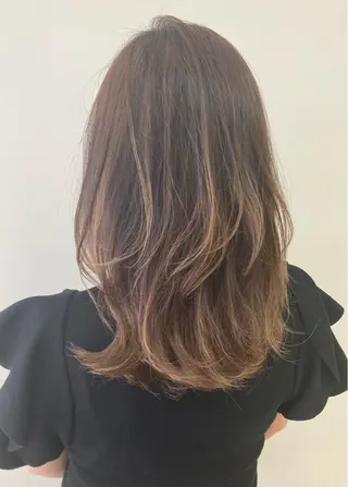 セミロング カラー 品田 真里のヘアスタイル