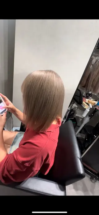 セミロング 奥本 侑 ハイトーン、髪質改善のヘアスタイル