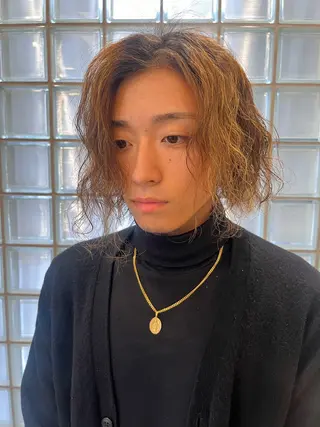 ミディアム パーマ メンズ ナチュラル暖色カラー 🤎 佐藤栞のヘアスタイル