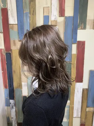 セミロング 嶋村夏実🌼レイヤー 🌸白髪ぼかしのヘアスタイル