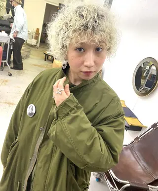ショート パーマ qiieダブルカラー イルミナカラーのヘアスタイル