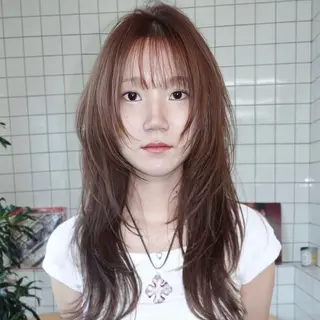 セミロング レイヤーカット ダブルカラーのヘアスタイル