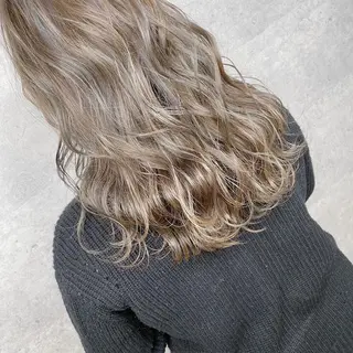 セミロング カラー _WHITE 天王寺のヘアスタイル