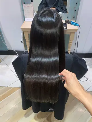 セミロング 髪質改善　縮毛の達人 矢井由真のヘアスタイル