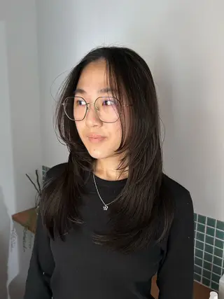 セミロング 岡田 知佳のヘアスタイル