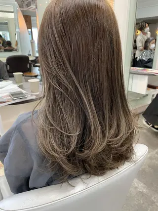 セミロング カラー 平 ちひろのヘアスタイル