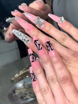 ネイル NES NAIL所属・さゆり￤推しキャラ ￤ロングネイル🩷のネイルデザイン