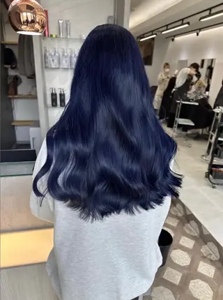 ロング noa 寒色系カラーブリーチのヘアスタイル