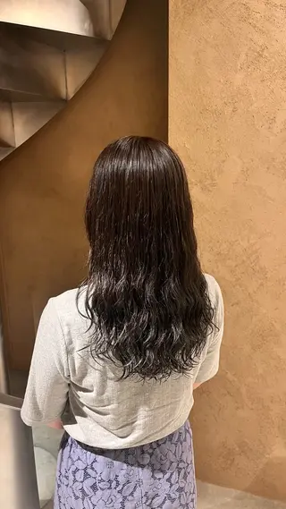 セミロング カラー meirin <yeni-イェニ>のヘアスタイル