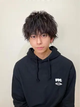 ショート メンズ 西口徒歩20秒　寒色 カラーミディアムヘアのヘアスタイル