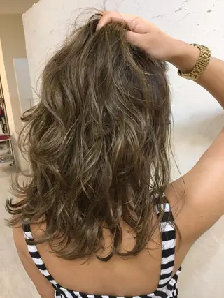 ミディアム カラー 韓国レイヤー外国人風 透明感カラー髪質改善のヘアスタイル