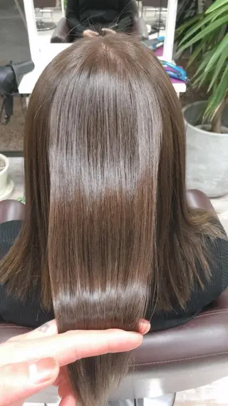 セミロング Aile所属・酸性ストレート／カラ ー/山下高明のヘアスタイル