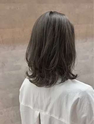 ミディアム カラー _WHITE 若狭のヘアスタイル